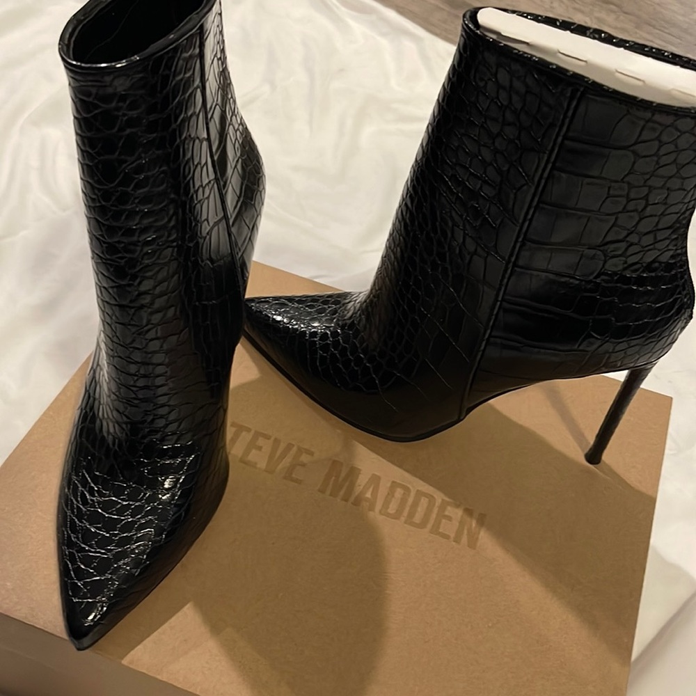 Brand new size 8 Steve Madden valiant black size 8